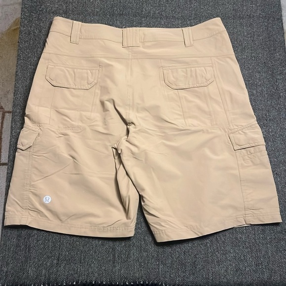 Lululemon Men’s Tan Khaki Cargo Shorts sz 40 - Picture 6 of 8